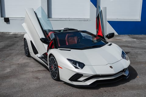 Lamborghini Aventador (White) thumbnail 1
