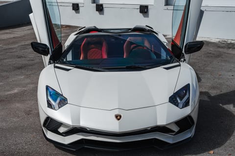 Lamborghini Aventador (White) thumbnail 2