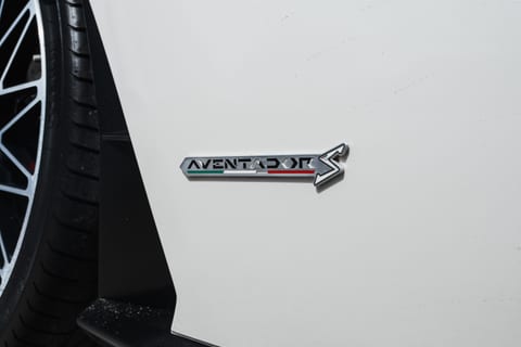 Lamborghini Aventador (White) thumbnail 4