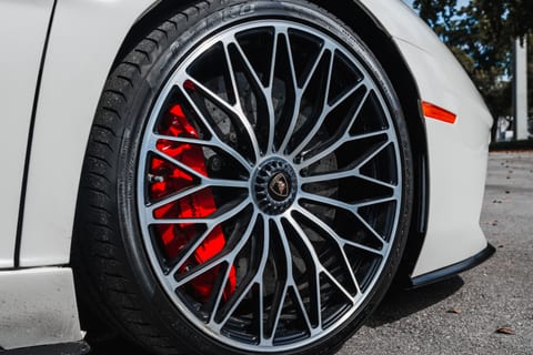 Lamborghini Aventador (White) thumbnail 5