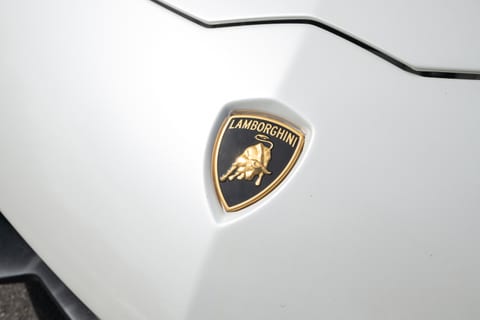 Lamborghini Aventador (White) thumbnail 6