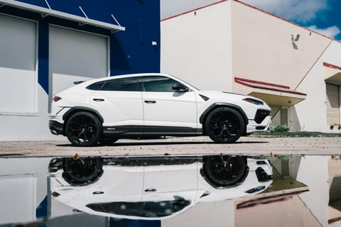 Lamborghini Urus thumbnail 4